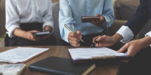 Agent explain contract to client